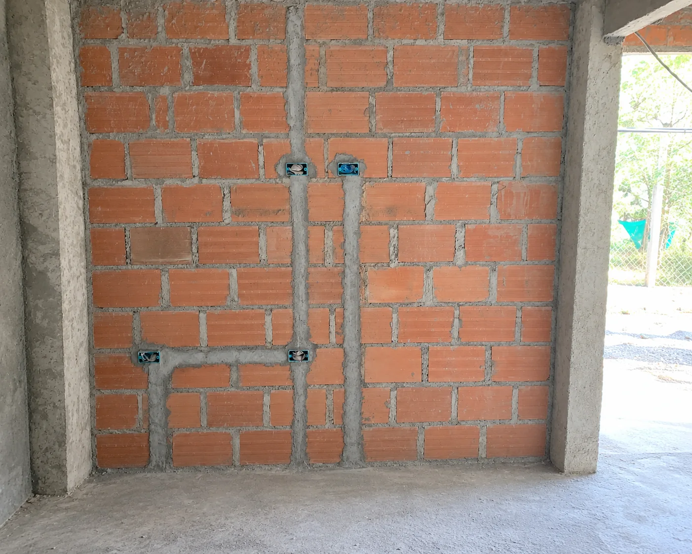 Canalizaciones y cajas eléctricas en muro de mampostería